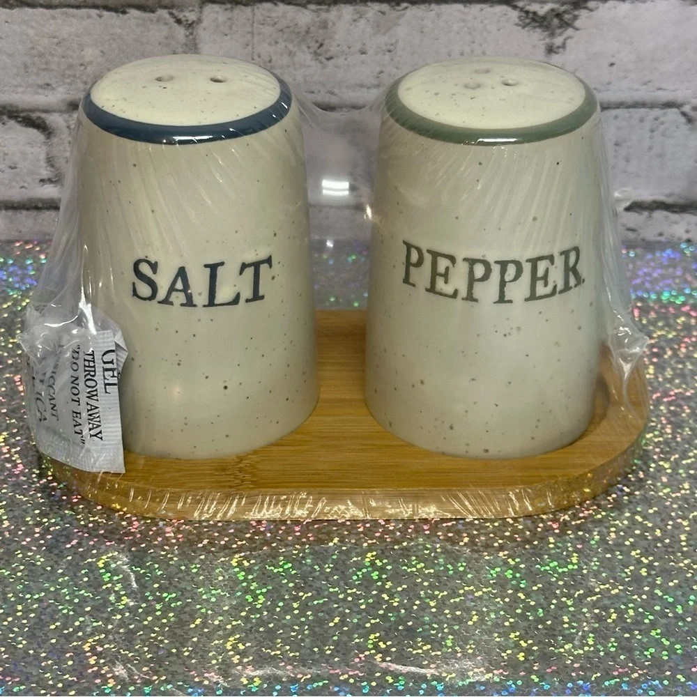 Salt And Pepper Shaker Set With Wood Base Beige NEW